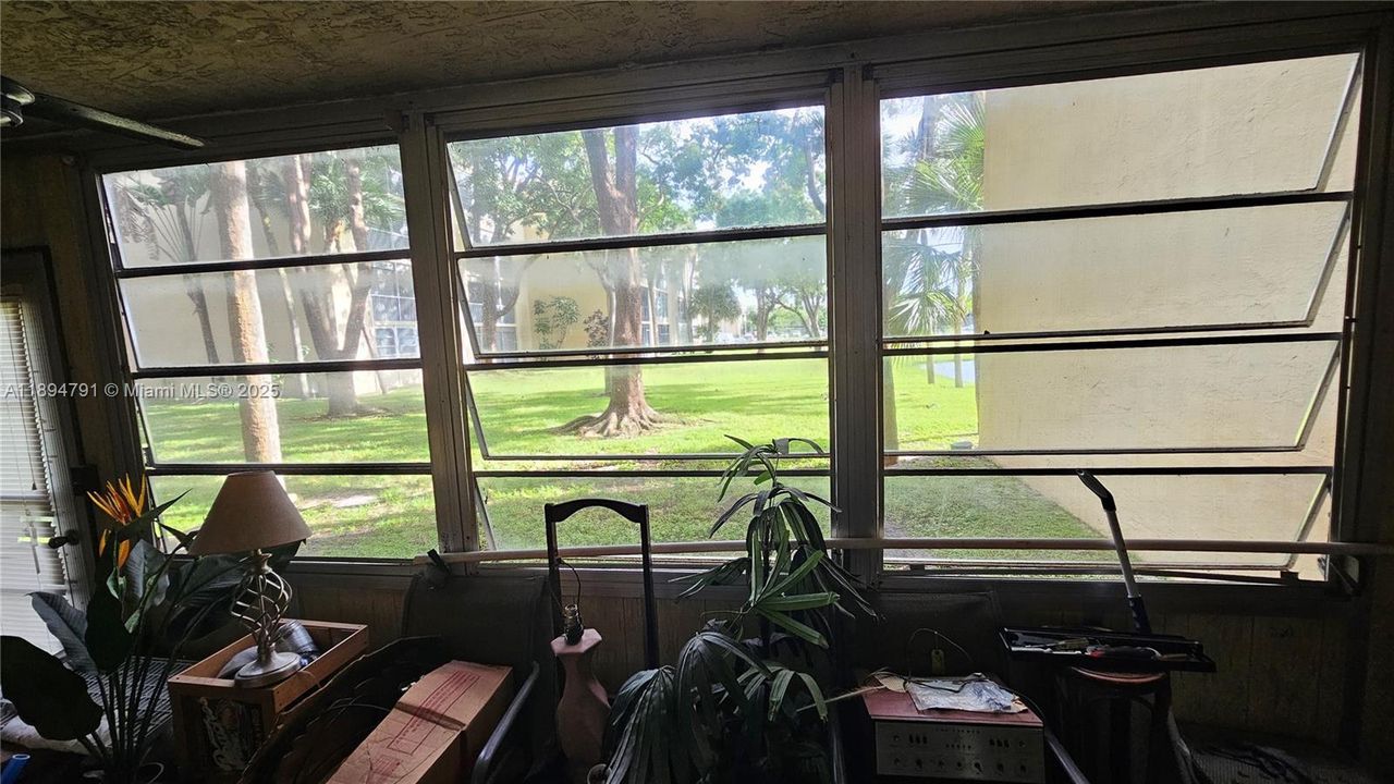 Active With Contract: $92,500 (1 beds, 1 baths, 721 Square Feet)