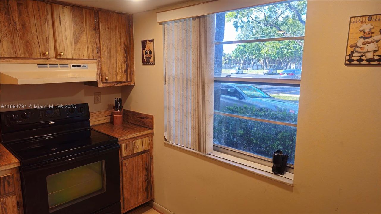 Active With Contract: $92,500 (1 beds, 1 baths, 721 Square Feet)