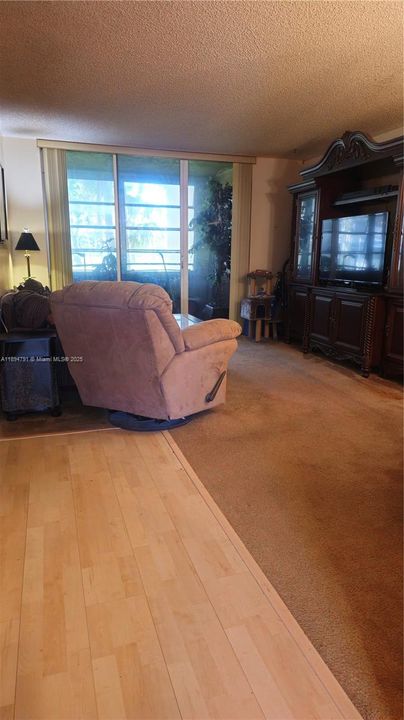 Active With Contract: $92,500 (1 beds, 1 baths, 721 Square Feet)