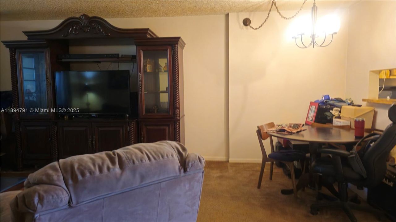 Active With Contract: $92,500 (1 beds, 1 baths, 721 Square Feet)