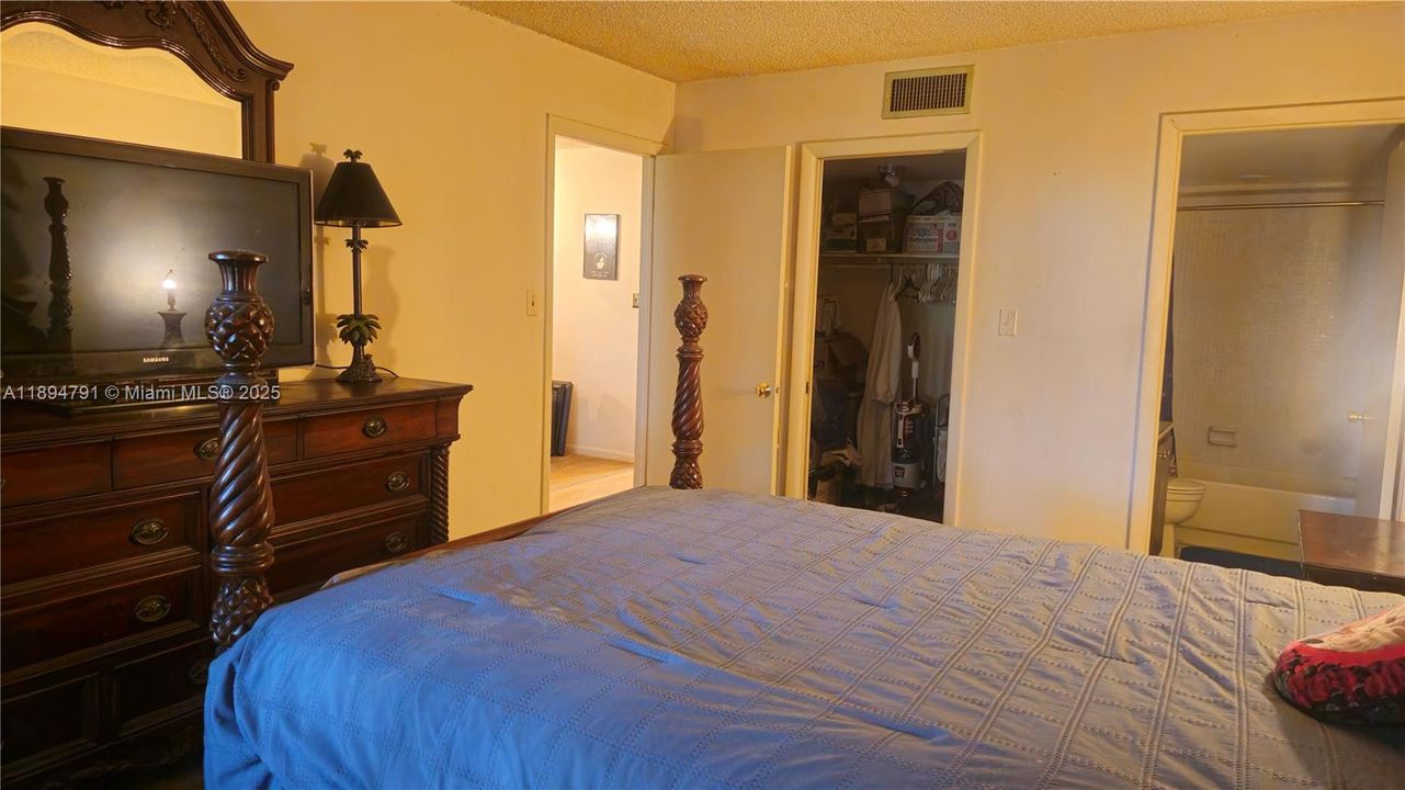 Active With Contract: $92,500 (1 beds, 1 baths, 721 Square Feet)