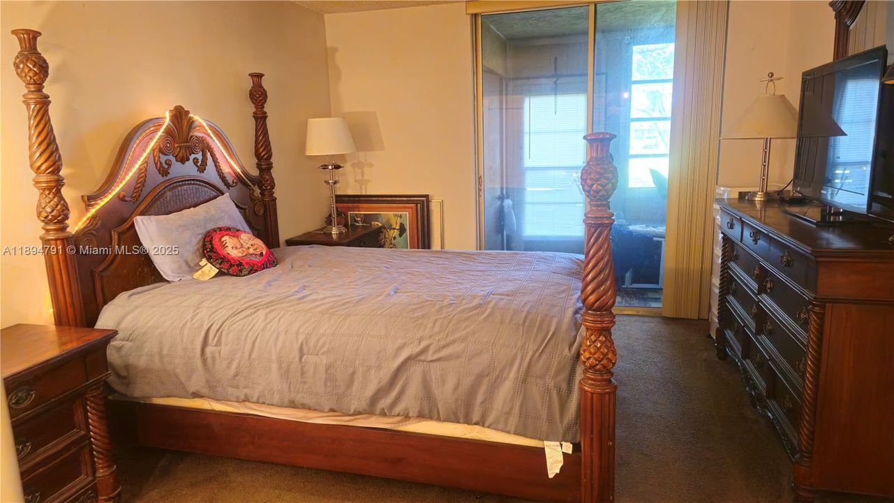 Active With Contract: $92,500 (1 beds, 1 baths, 721 Square Feet)