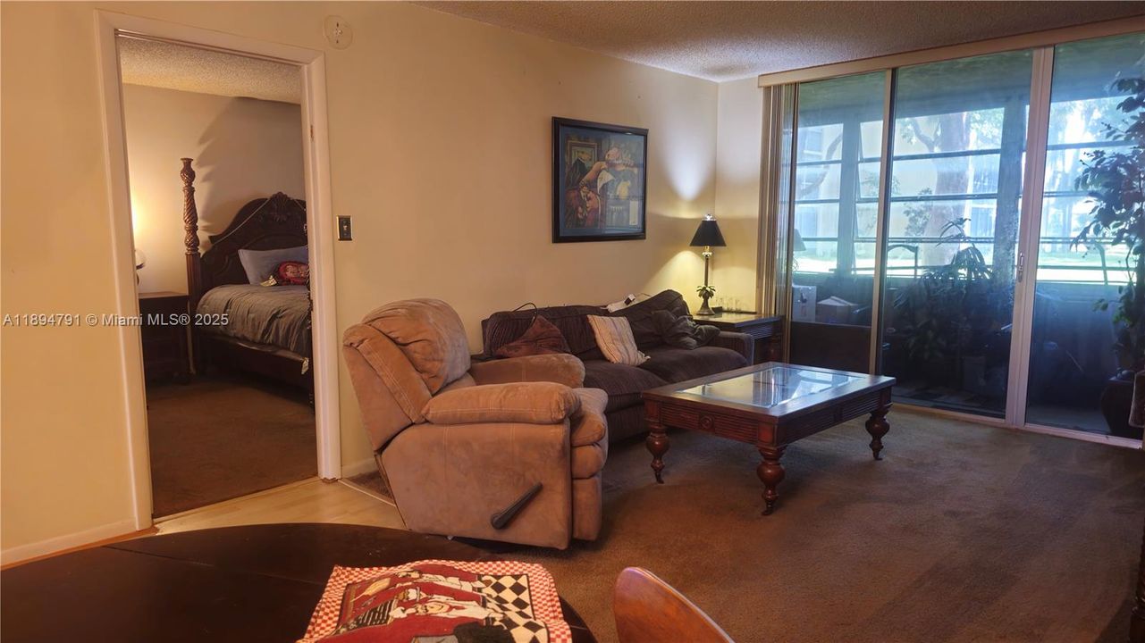 Active With Contract: $92,500 (1 beds, 1 baths, 721 Square Feet)