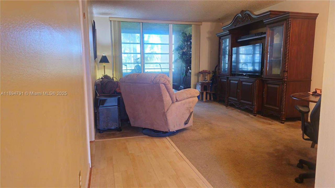 Active With Contract: $92,500 (1 beds, 1 baths, 721 Square Feet)