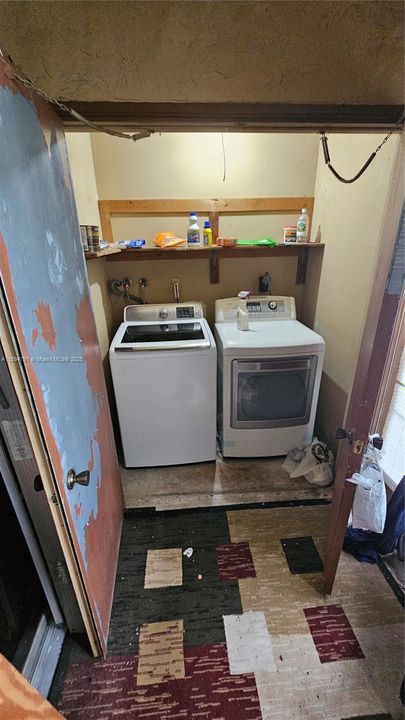 Active With Contract: $92,500 (1 beds, 1 baths, 721 Square Feet)