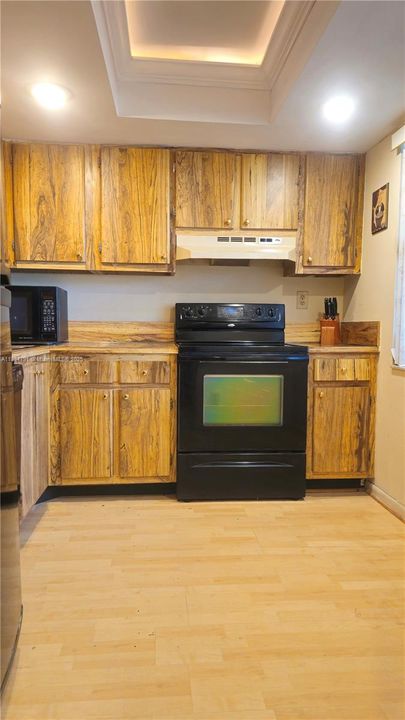Active With Contract: $92,500 (1 beds, 1 baths, 721 Square Feet)
