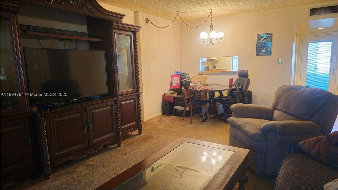 Active With Contract: $92,500 (1 beds, 1 baths, 721 Square Feet)