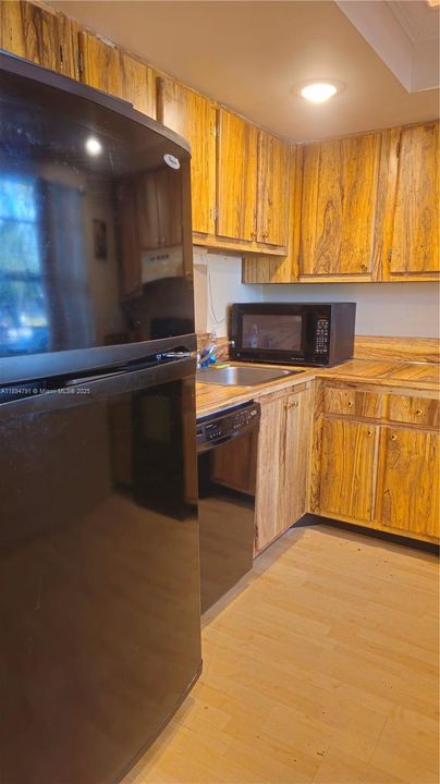 Active With Contract: $92,500 (1 beds, 1 baths, 721 Square Feet)