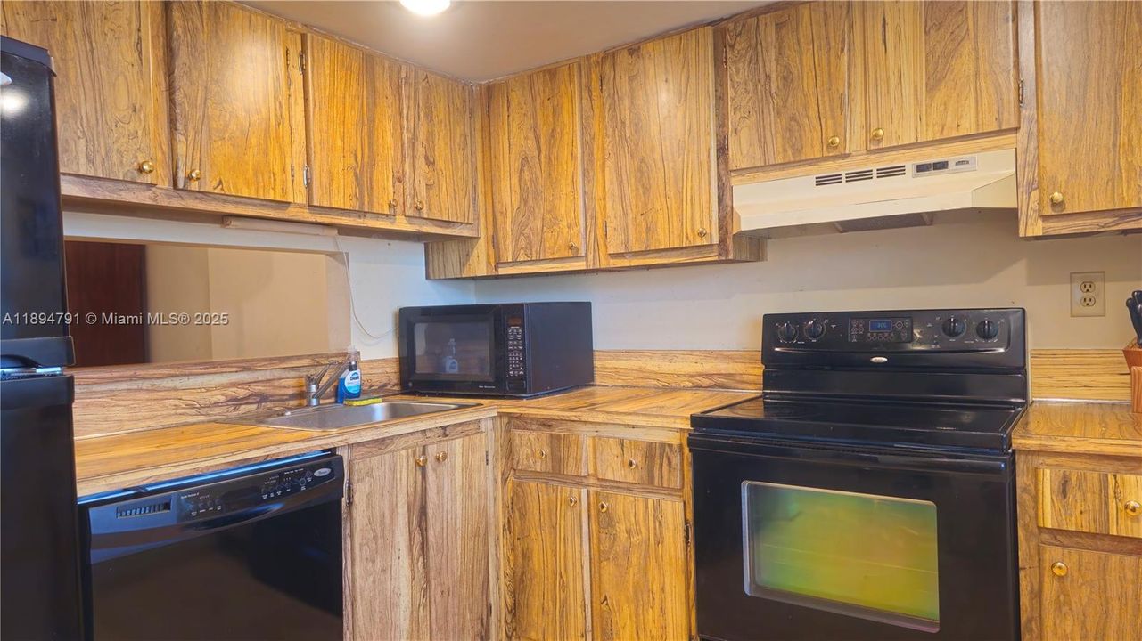 Active With Contract: $92,500 (1 beds, 1 baths, 721 Square Feet)