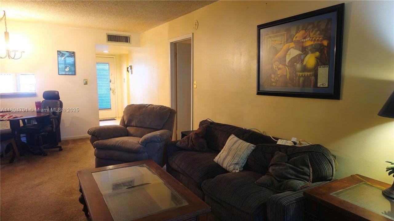 Active With Contract: $92,500 (1 beds, 1 baths, 721 Square Feet)