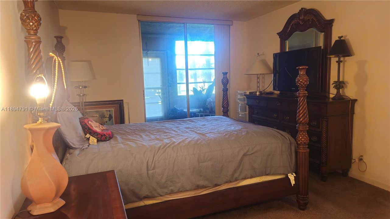 Active With Contract: $92,500 (1 beds, 1 baths, 721 Square Feet)