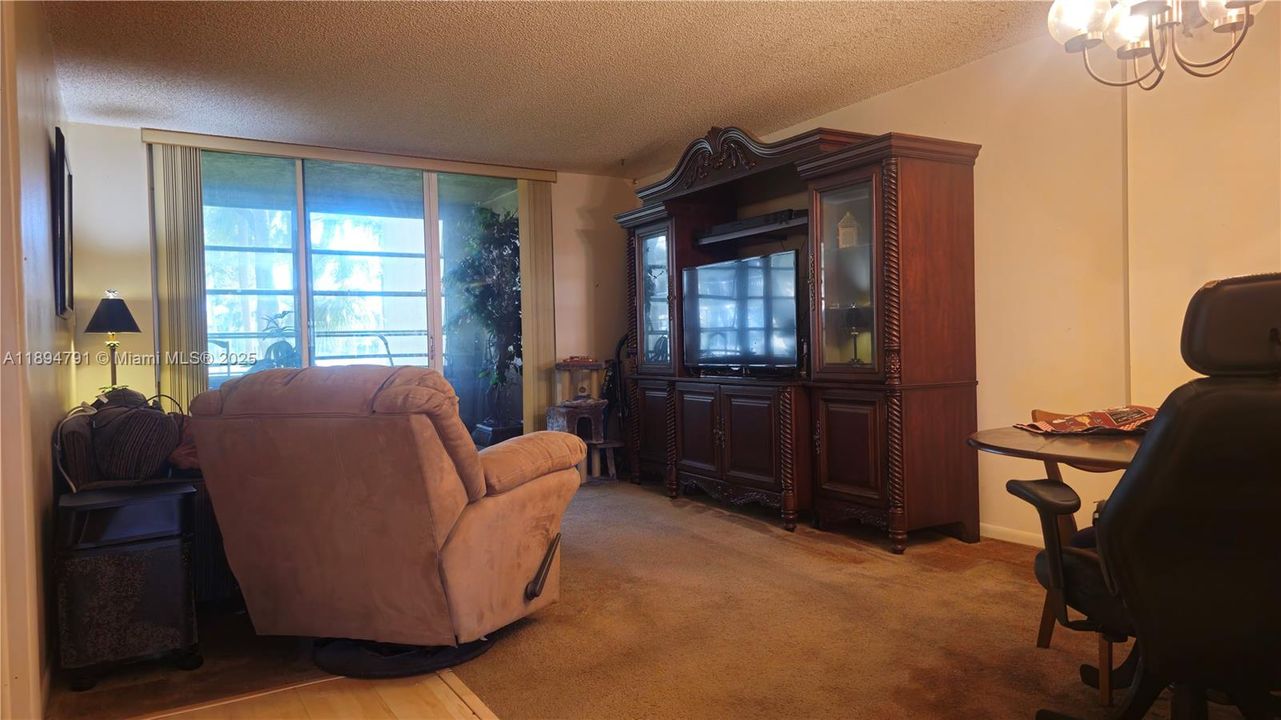 Active With Contract: $92,500 (1 beds, 1 baths, 721 Square Feet)