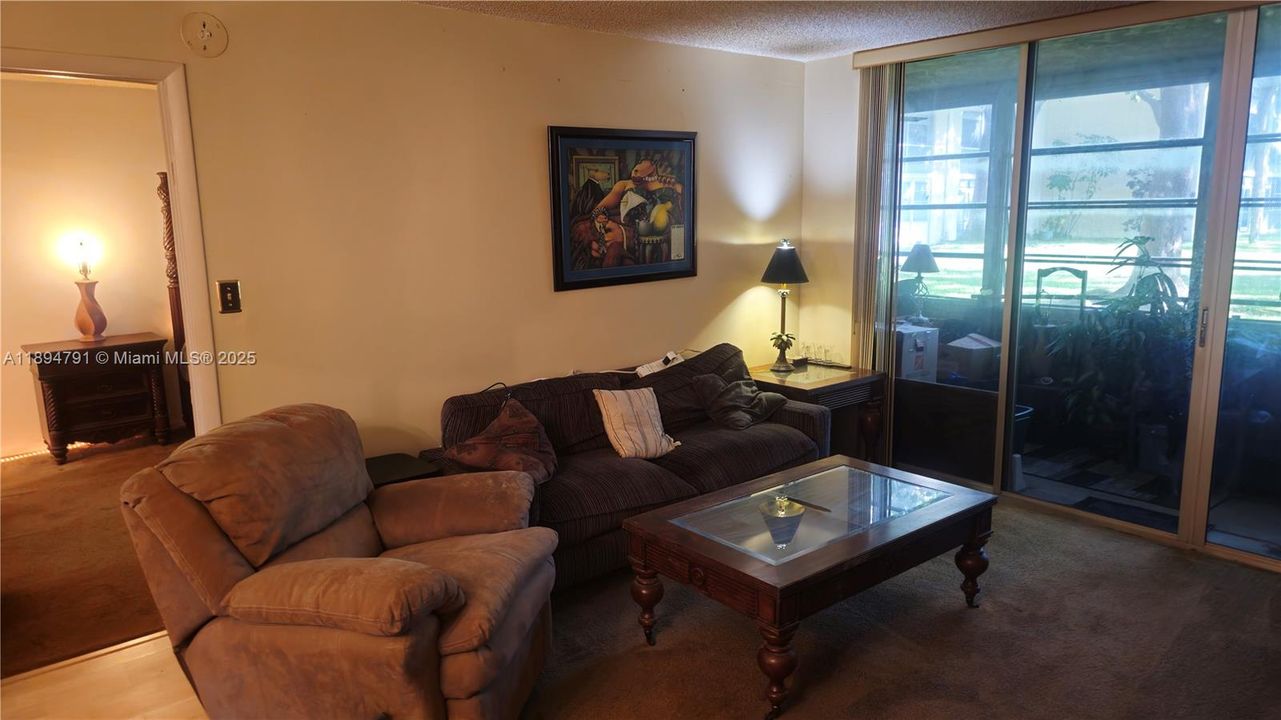 Active With Contract: $92,500 (1 beds, 1 baths, 721 Square Feet)