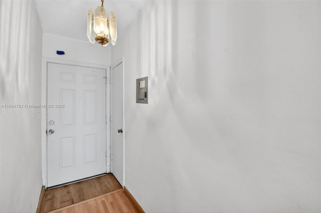 For Sale: $120,000 (1 beds, 1 baths, 660 Square Feet)