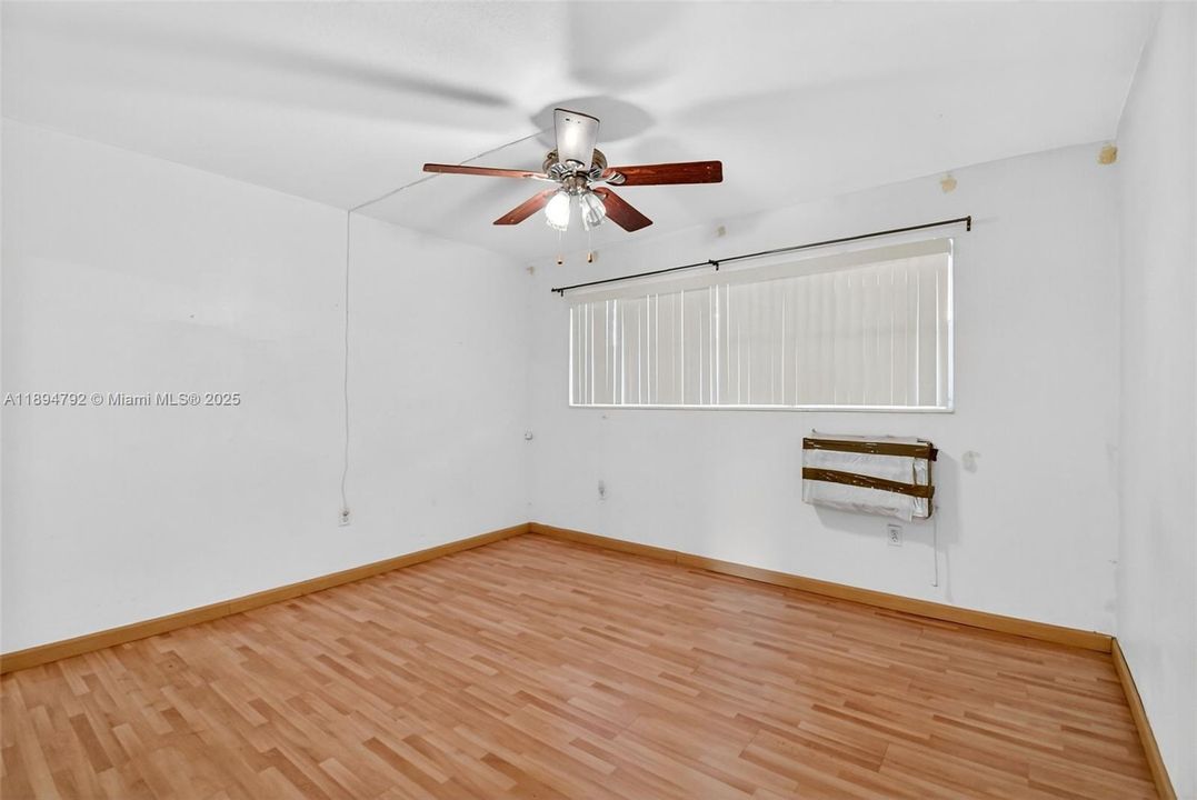 For Sale: $120,000 (1 beds, 1 baths, 660 Square Feet)