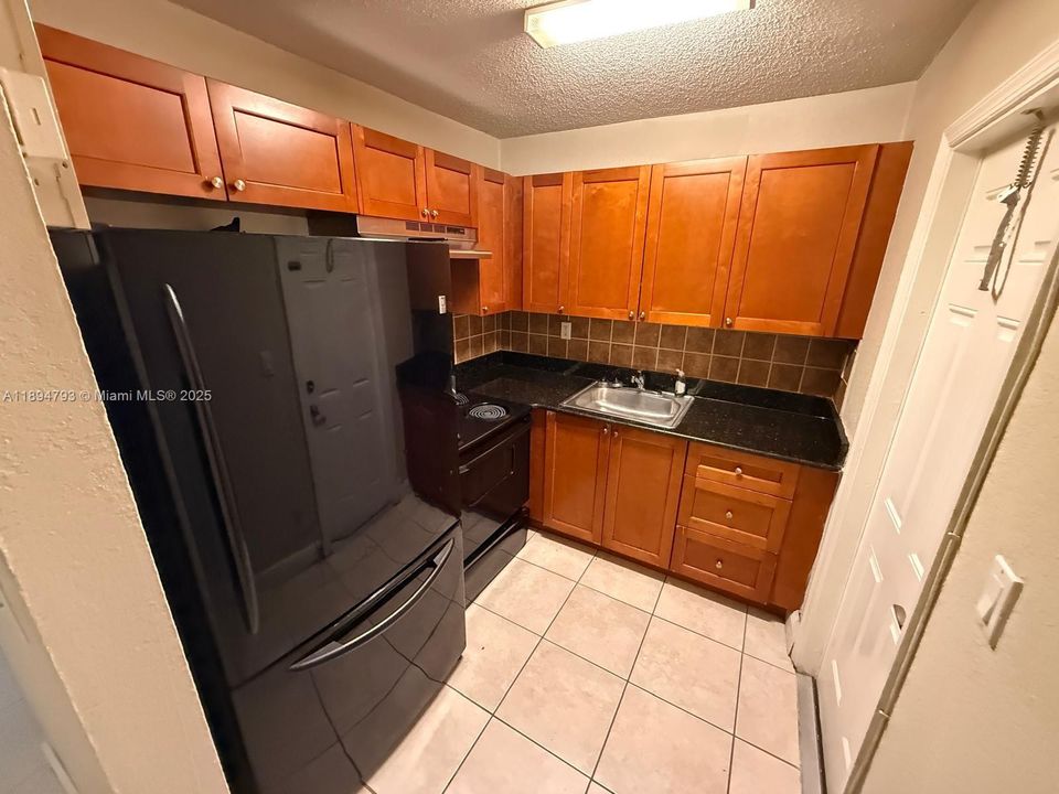 Под контрактом: $1,400 (1 спален, 1 ванн, 644 Квадратных фут)