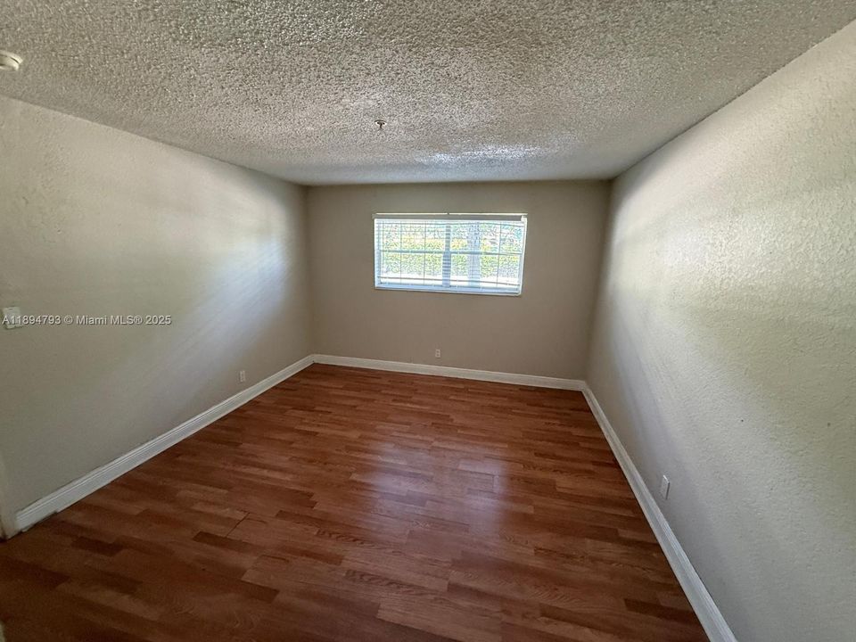 Под контрактом: $1,400 (1 спален, 1 ванн, 644 Квадратных фут)