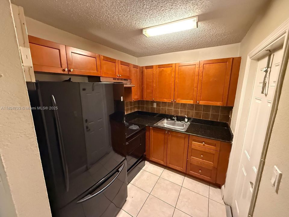 Под контрактом: $1,400 (1 спален, 1 ванн, 644 Квадратных фут)