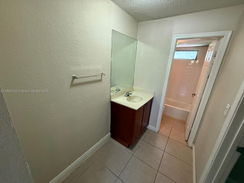 Под контрактом: $1,400 (1 спален, 1 ванн, 644 Квадратных фут)