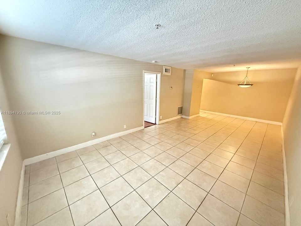 Под контрактом: $1,400 (1 спален, 1 ванн, 644 Квадратных фут)