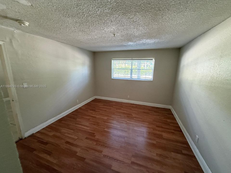 Под контрактом: $1,400 (1 спален, 1 ванн, 644 Квадратных фут)