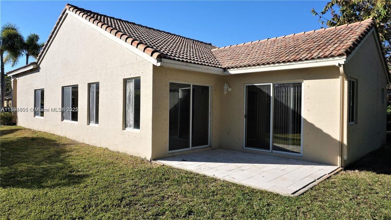 Activo con contrato: $3,700 (3 camas, 2 baños, 1522 Pies cuadrados)