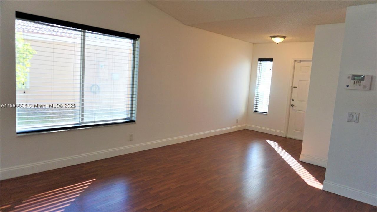 Activo con contrato: $3,700 (3 camas, 2 baños, 1522 Pies cuadrados)