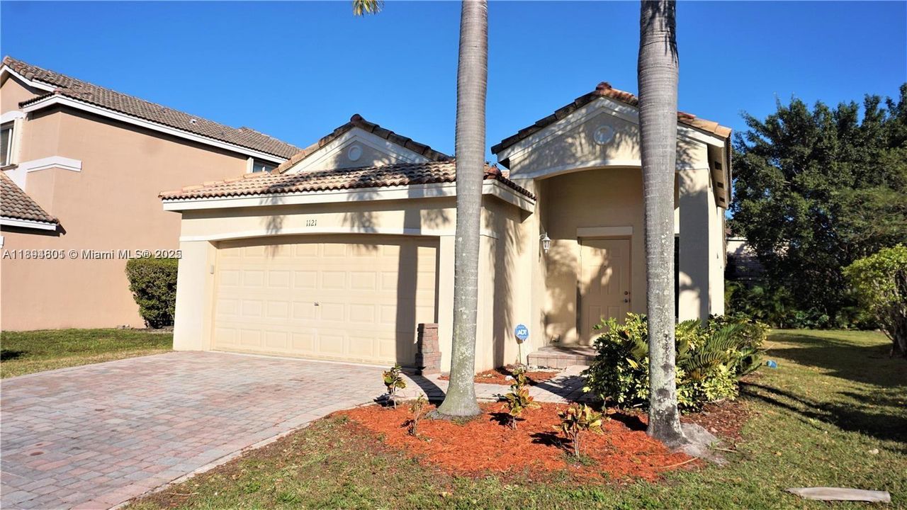 Activo con contrato: $3,700 (3 camas, 2 baños, 1522 Pies cuadrados)