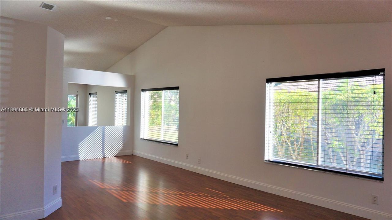 Activo con contrato: $3,700 (3 camas, 2 baños, 1522 Pies cuadrados)