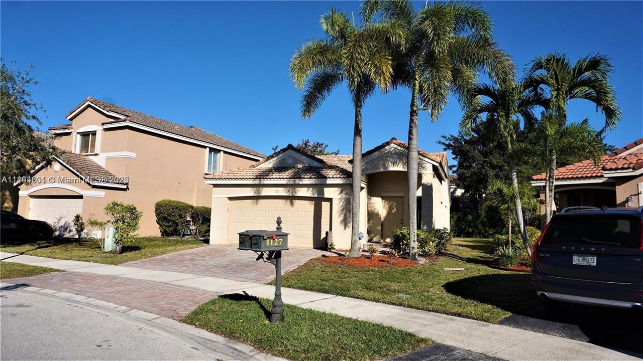 Activo con contrato: $3,700 (3 camas, 2 baños, 1522 Pies cuadrados)