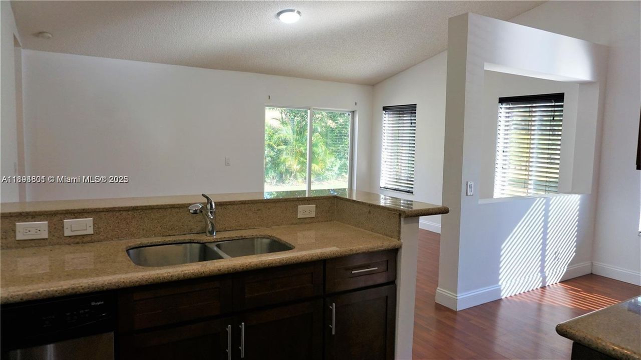 Activo con contrato: $3,700 (3 camas, 2 baños, 1522 Pies cuadrados)