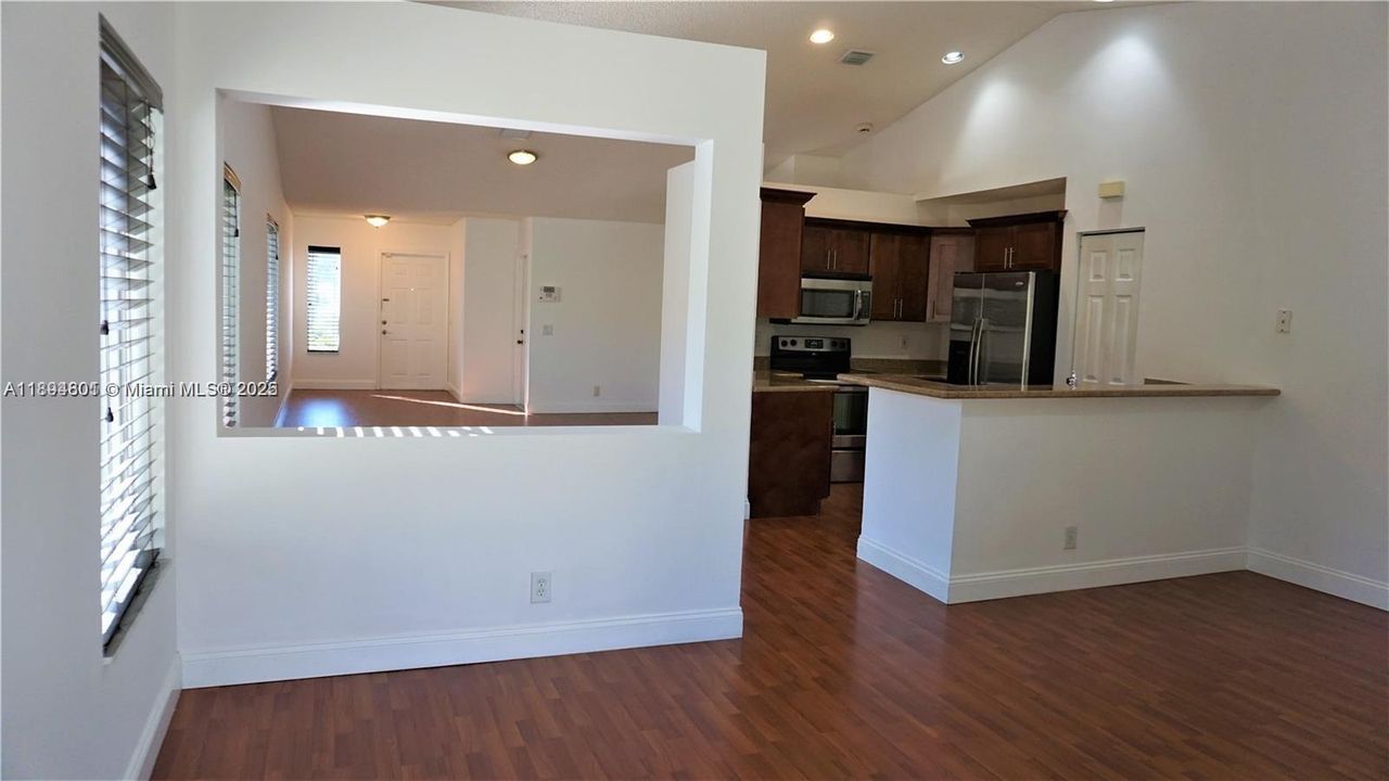 Activo con contrato: $3,700 (3 camas, 2 baños, 1522 Pies cuadrados)