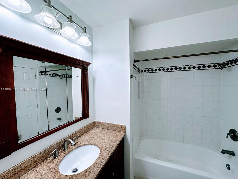 待售: $228,000 (1 贝兹, 1 浴室, 685 平方英尺)