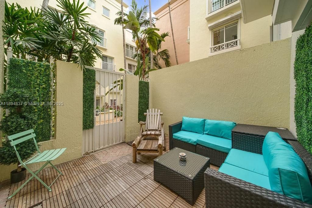 For Sale: $3,230,000 (3 beds, 3 baths, 2285 Square Feet)