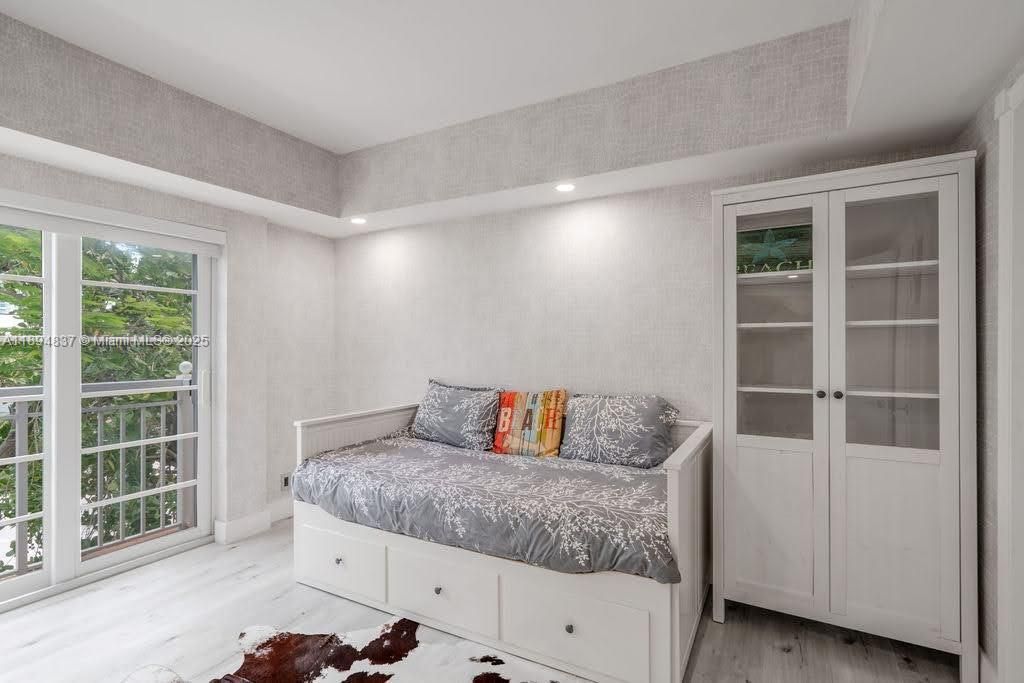 For Sale: $3,230,000 (3 beds, 3 baths, 2285 Square Feet)