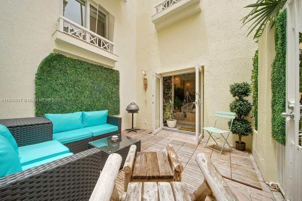 For Sale: $3,230,000 (3 beds, 3 baths, 2285 Square Feet)