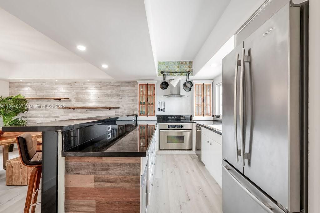 For Sale: $3,230,000 (3 beds, 3 baths, 2285 Square Feet)