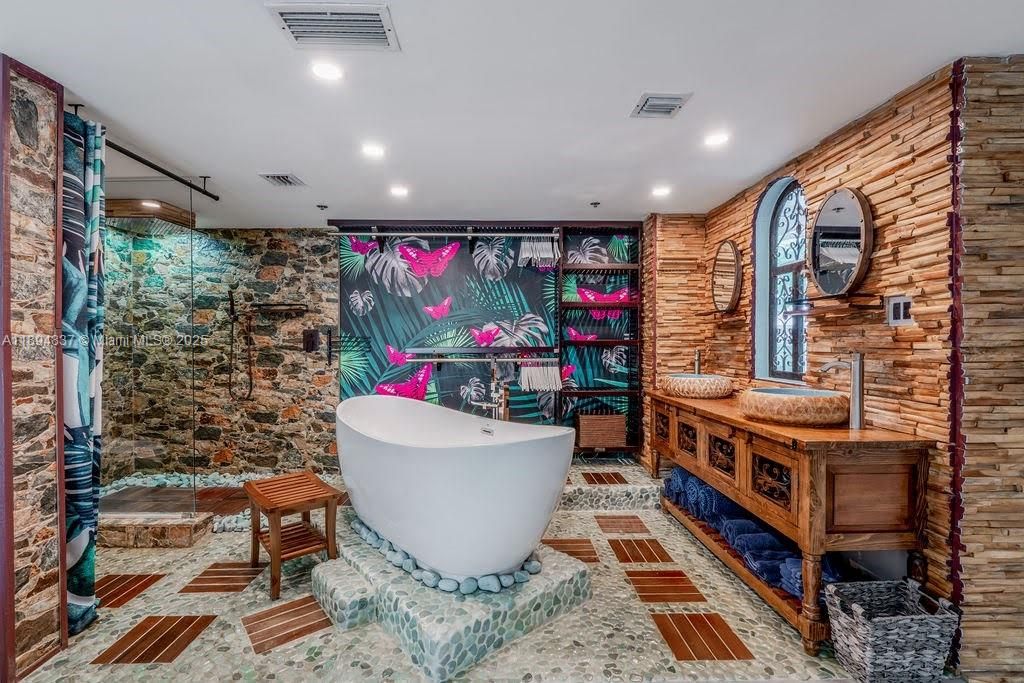 For Sale: $3,230,000 (3 beds, 3 baths, 2285 Square Feet)