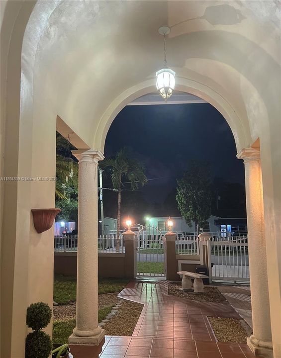 Active With Contract: $1,088,900 (4 beds, 3 baths, 2484 Square Feet)