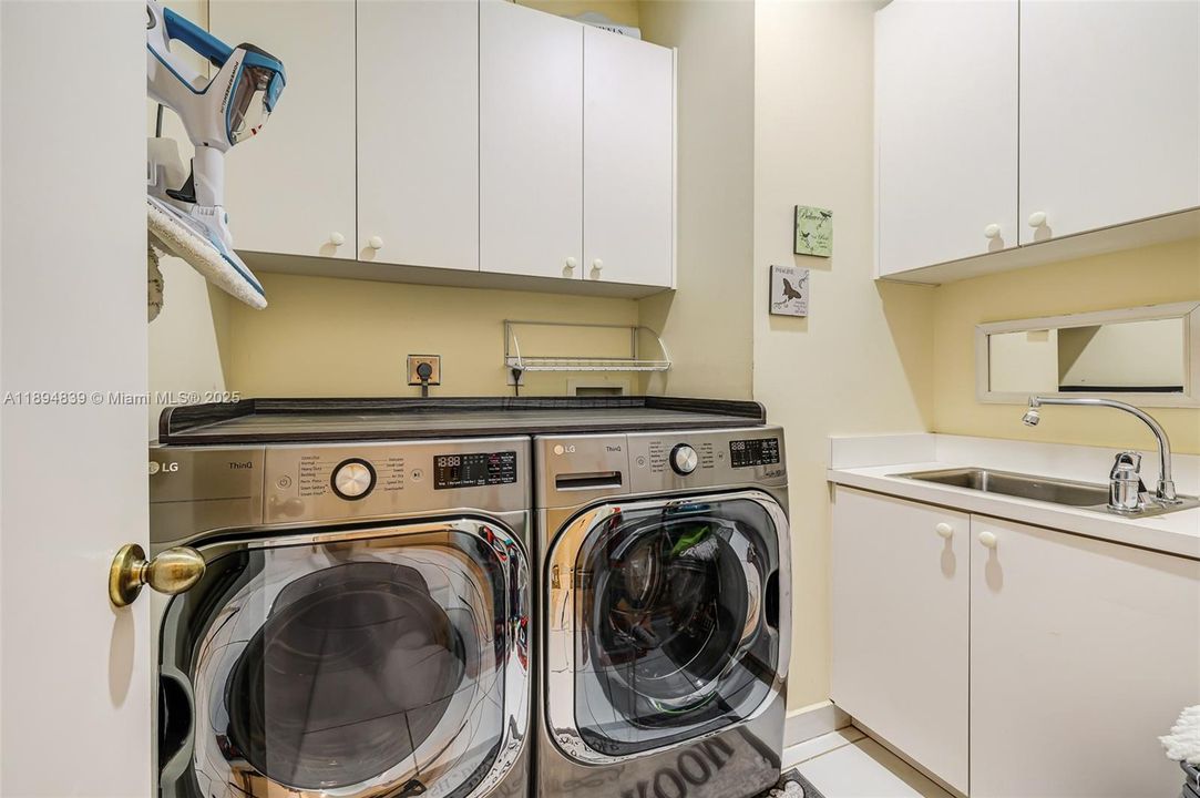 Active With Contract: $1,088,900 (4 beds, 3 baths, 2484 Square Feet)