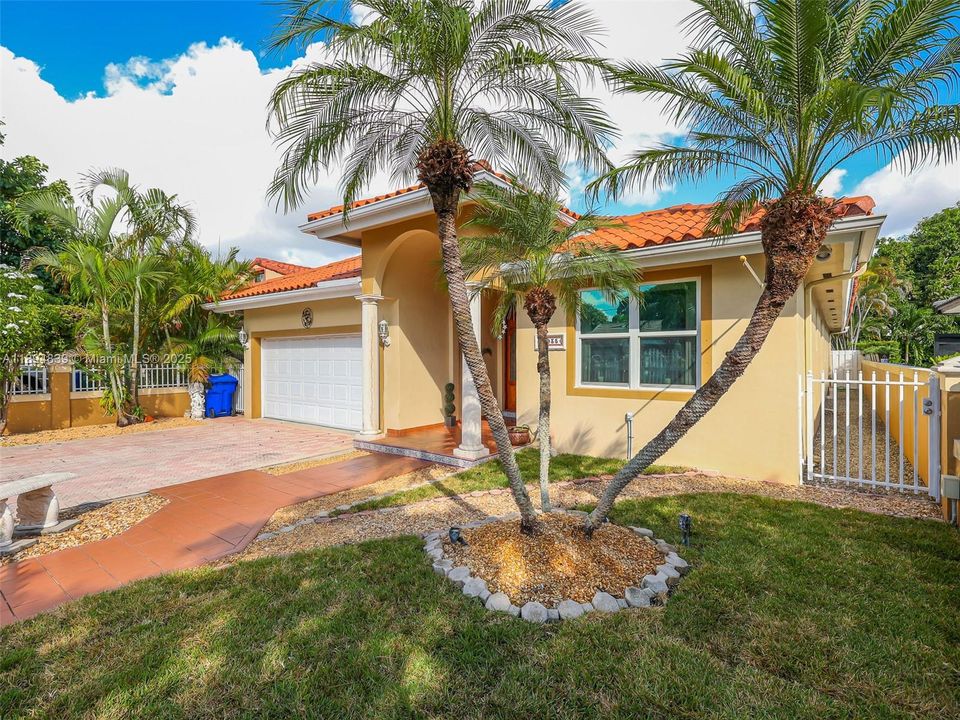 Active With Contract: $1,088,900 (4 beds, 3 baths, 2484 Square Feet)