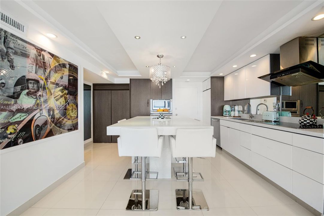 Active With Contract: $3,800 (1 beds, 1 baths, 654 Square Feet)