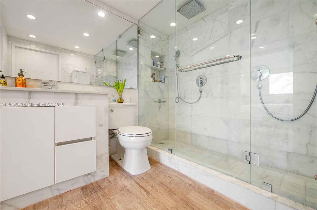 Active With Contract: $3,800 (1 beds, 1 baths, 654 Square Feet)