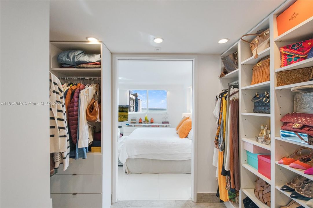 Active With Contract: $3,800 (1 beds, 1 baths, 654 Square Feet)