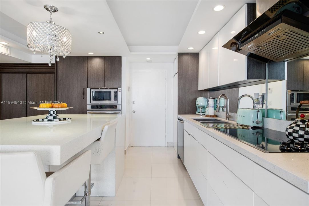 Active With Contract: $3,800 (1 beds, 1 baths, 654 Square Feet)