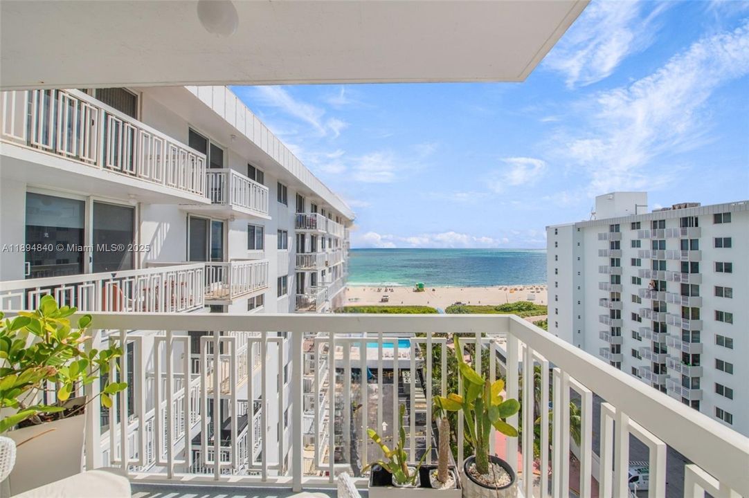 Active With Contract: $3,800 (1 beds, 1 baths, 654 Square Feet)