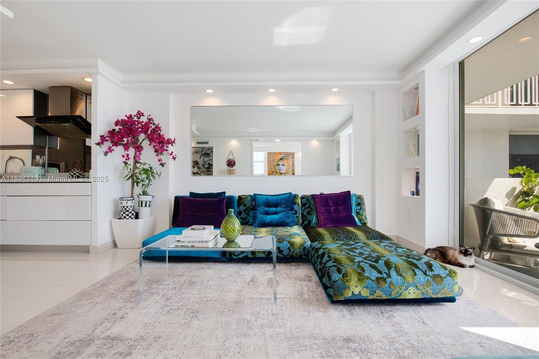 Active With Contract: $3,800 (1 beds, 1 baths, 654 Square Feet)