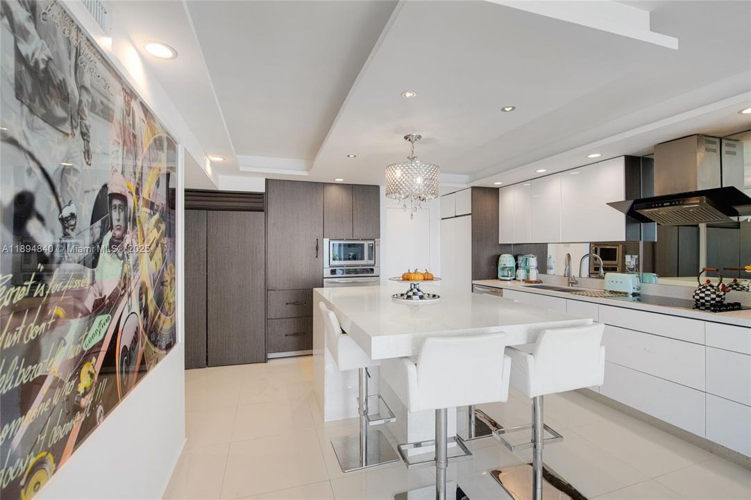 Active With Contract: $3,800 (1 beds, 1 baths, 654 Square Feet)