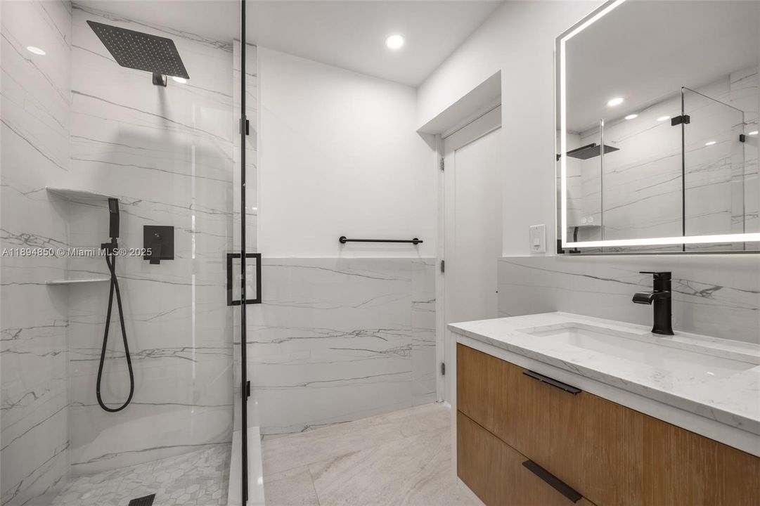 合同活跃: $9,500 (3 贝兹, 2 浴室, 1955 平方英尺)