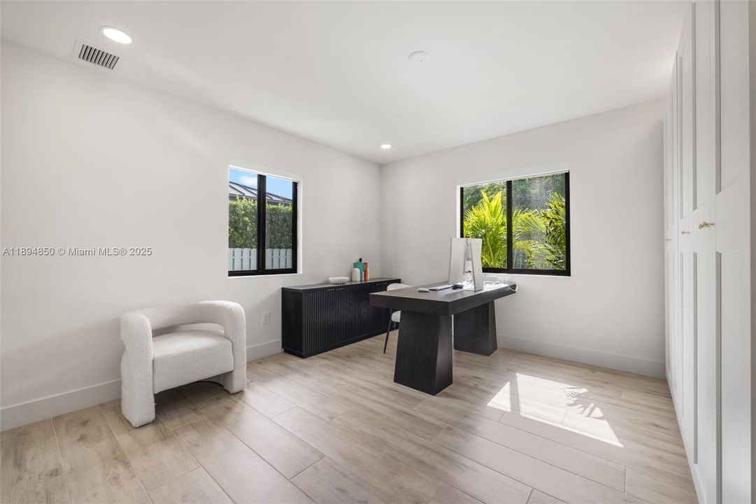 合同活跃: $9,500 (3 贝兹, 2 浴室, 1955 平方英尺)